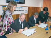 Directorul general ESA, Jean-Jacques Dordain si Pres. ASR, Marius-Ioan Piso la semnarea Acordului