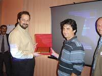 Gabriel Marin oferind un premiu lui Ionut Cojoaca, director general Total Network Solutions