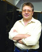 Felix Enescu, Chief Information Officer Rompetrol, alaturi de serverele din Data Center